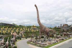 Dinosauri robot camminano tra i bambini: il parco di Changzhou che sembra un film d’animazione