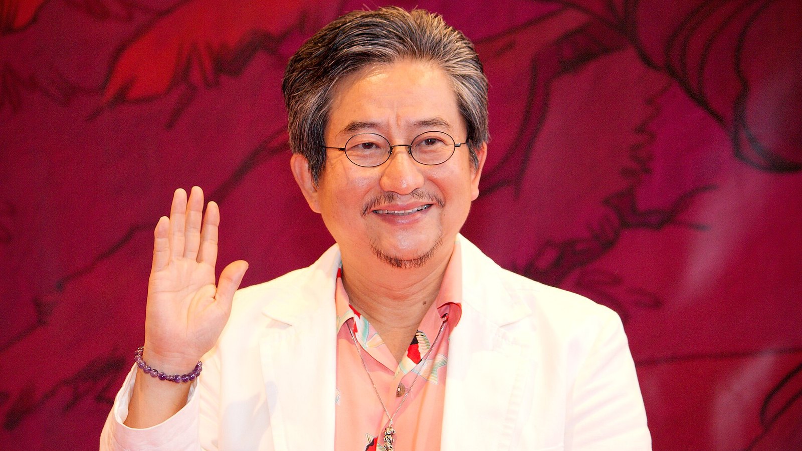 Il mangaka Go Nagai saluta il pubblico al Japan Expo di Parigi nel 2008