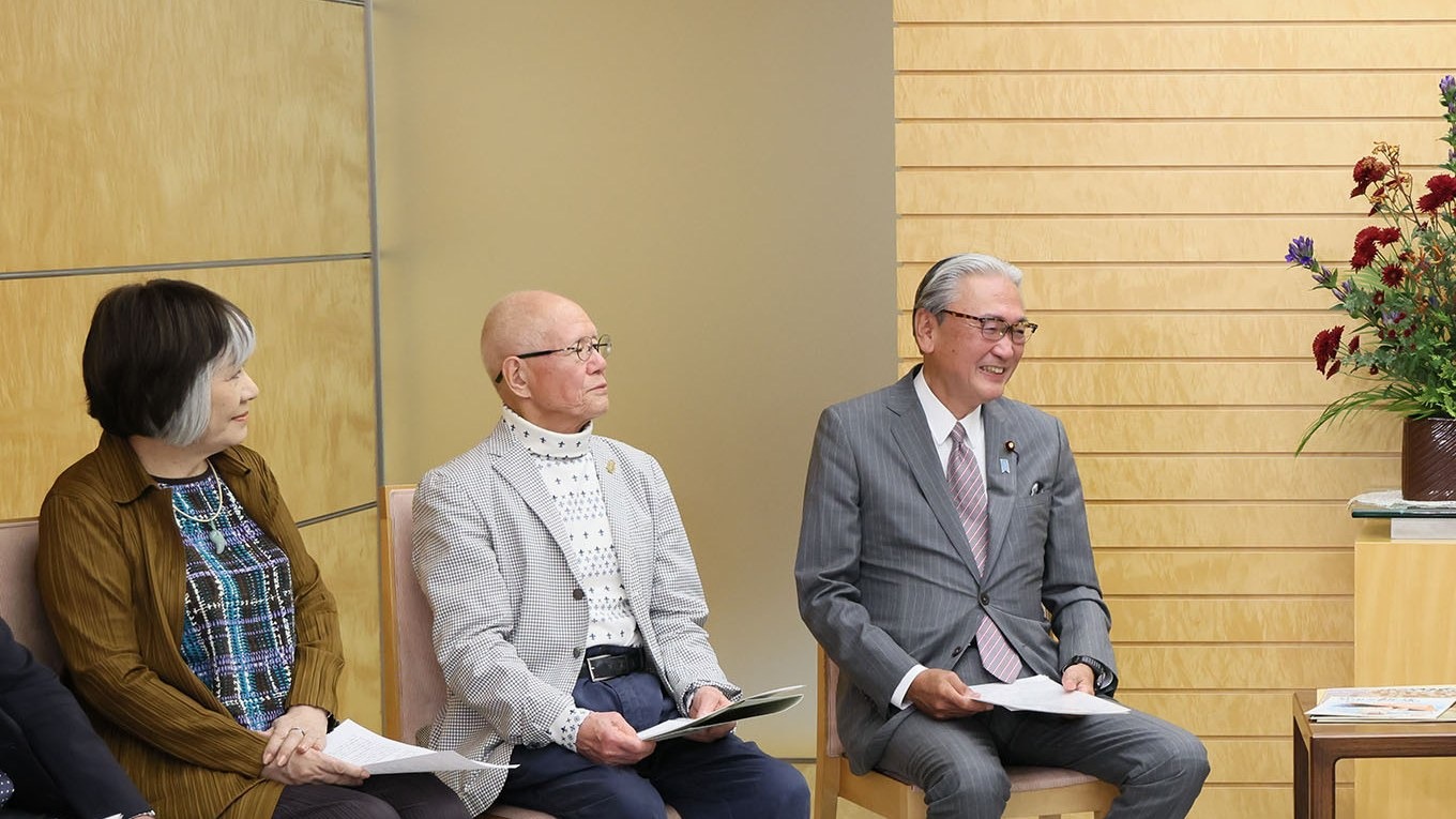 Tetsuya Chiba seduto con giacca chiara durante un incontro all'ufficio del Primo ministro a Tokyo nel 2023