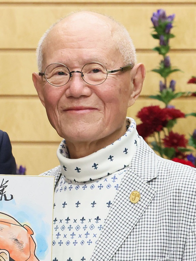 Ritratto di Tetsuya Chiba con occhiali e giacca a quadri chiara